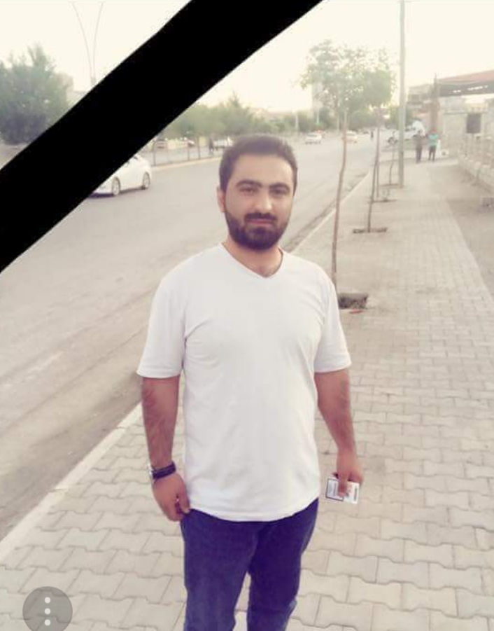 کاروان ئیبراهیم غەزالی، دانیشتووی گوندی سارداوی سەر بەناحییەی مەزنێی قەزای مێرگەسۆر.  ئێوارەی دوێنێ لەكاتی پاككردنەوەی چەكەكەی گولـلەیەك بەرجەستەی كەوت و گیانی لەدەستدا